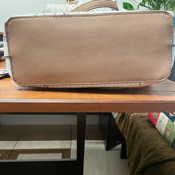 Guess Floral Tote - Picture 10 of 12